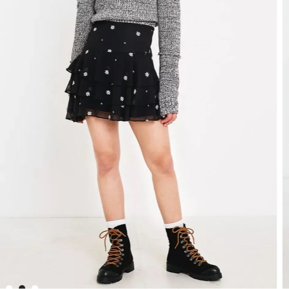 UO Urban Outfitters Tiered Floral Ruffle Mini Skirt, XS